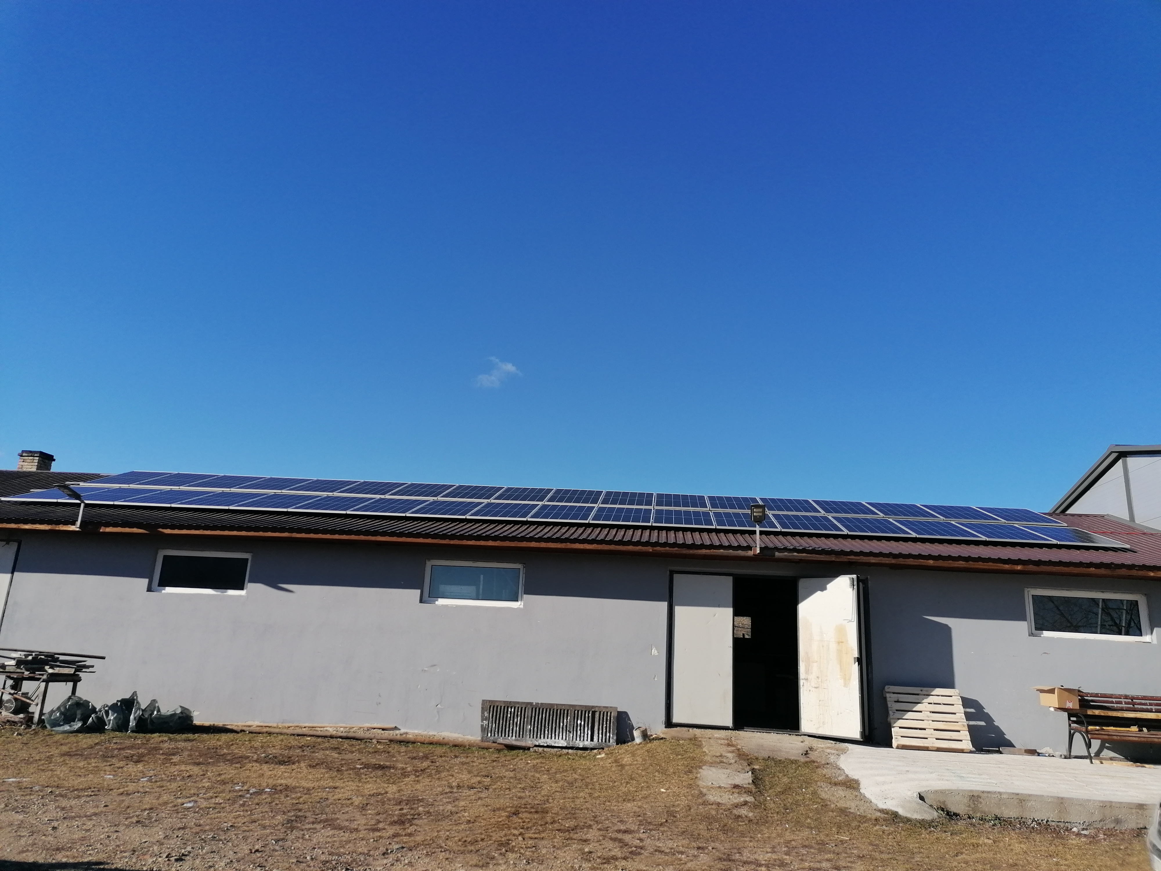 motaj panouri fotovoltaice casuta de vacanta